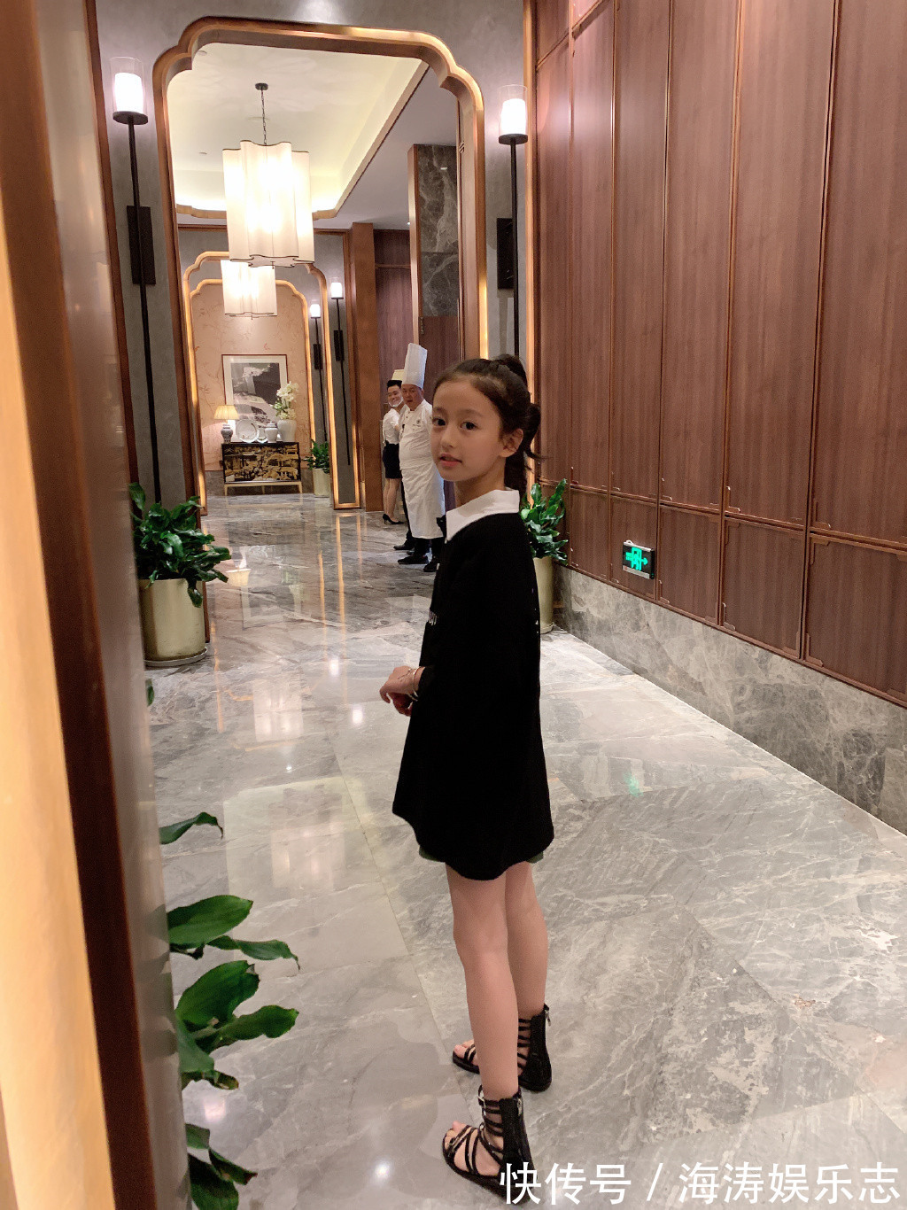 套装|因为“逆天颜值”被禁止整容的童模裴佳欣,穿学院风套装美成公主