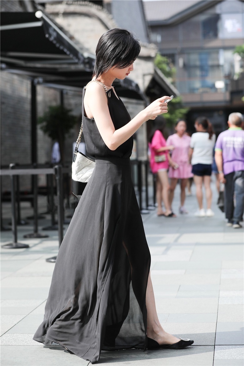 街拍小姐姐一件简单的开叉裙搭配一个斜挎包,青春靓丽去逛街