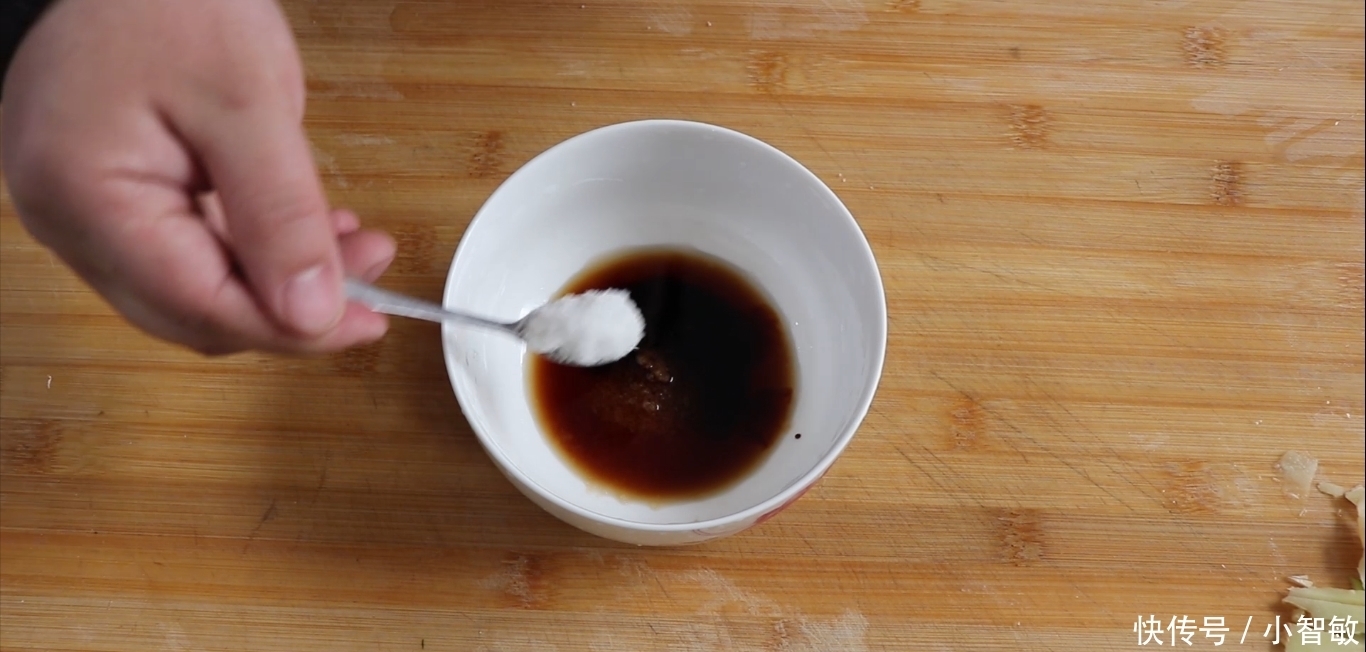 方法|油焖大虾不要直接闷,按小鱼的方法做,又鲜又嫩,还没有腥味