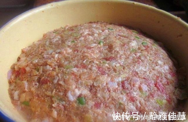 调猪肉馅时，掌握这3个关键技巧，肉馅软嫩多汁，不柴不硬更入味