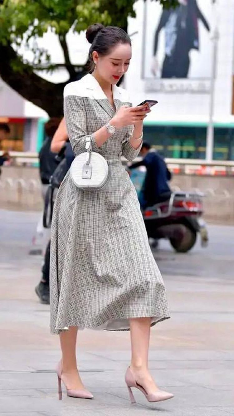 小姐姐|美女街拍:丝滑面料纯色上衣搭配高腰牛仔短裙,清纯可爱,尽显美人范