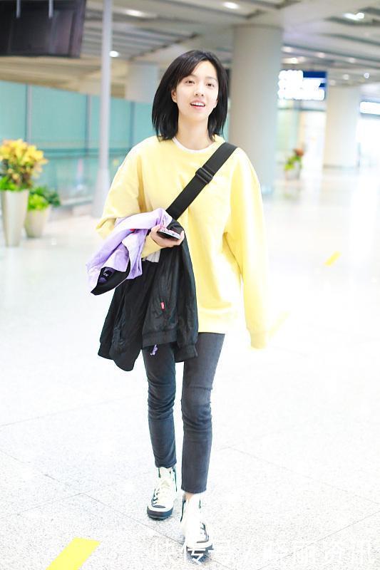 今年“卫衣”持续火热，学会这样选款和搭配，穿得舒适还特高级