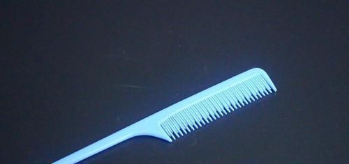 把牙膏涂抹在梳子上太实用了,我也是今天刚知道,看完尽快提醒家人