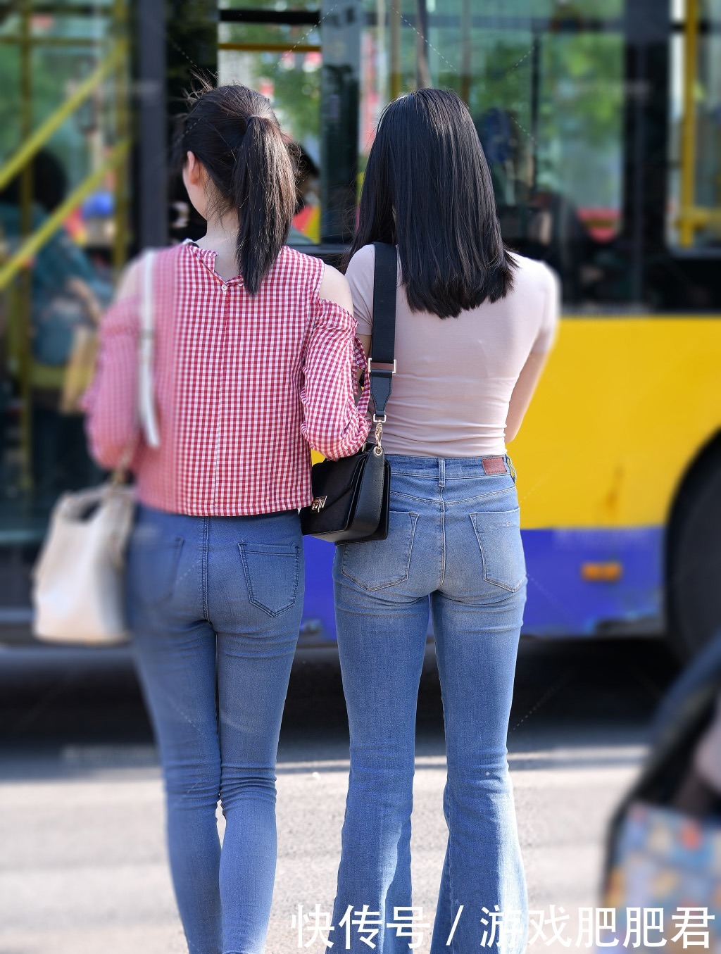 出门逛街少不了闺蜜陪伴,个性的穿搭让你展现出专属风采