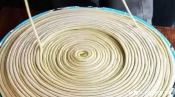 射箭|吉尼斯世界之最:第二项由9岁男孩挑战,用脚射箭是什么样子?