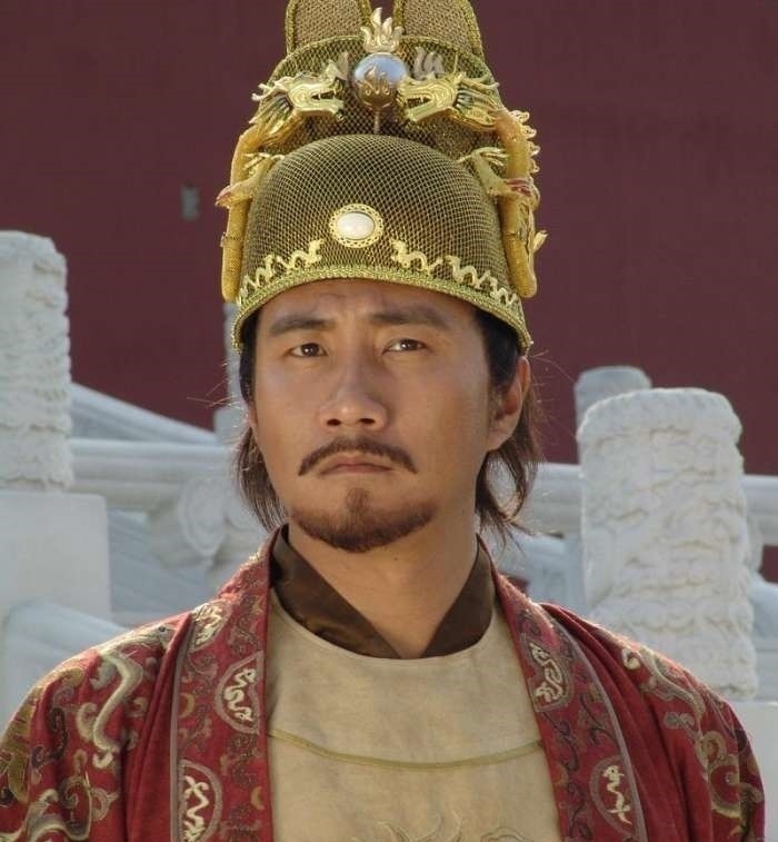 大臣们!朱元璋作一首诗, 前两句一出哄堂大笑, 念完后两句鸦雀无声