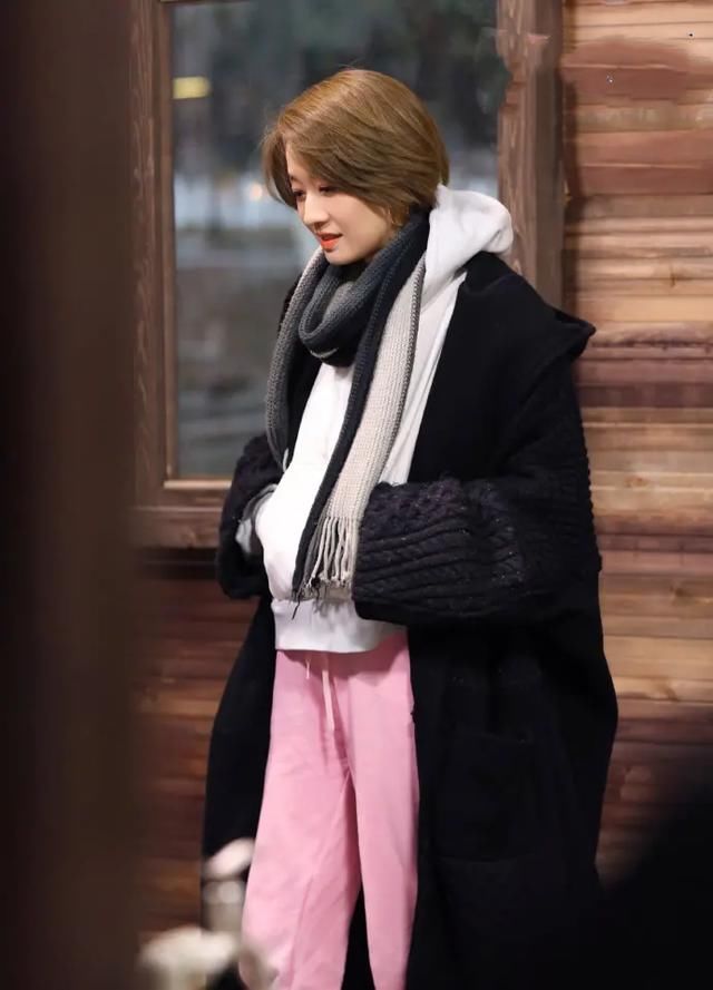 马伊琍真是一股清流，大衣都起球成这样了还穿，配新发型还挺时髦