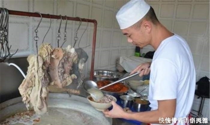 这个才是正宗的羊肉汤,水龙头从来没关过,乳白色的汤就看出了羊肉