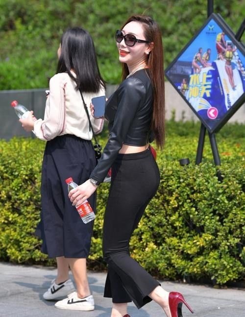 身姿 优雅的身姿， 搭配紧身长裤， 展现不一样的女神范