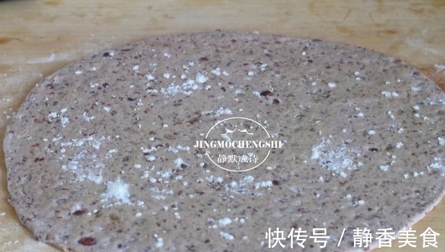 酵母|家常烙饼换个做法,松软可口,浓浓红豆香,用凉水和面也不硬