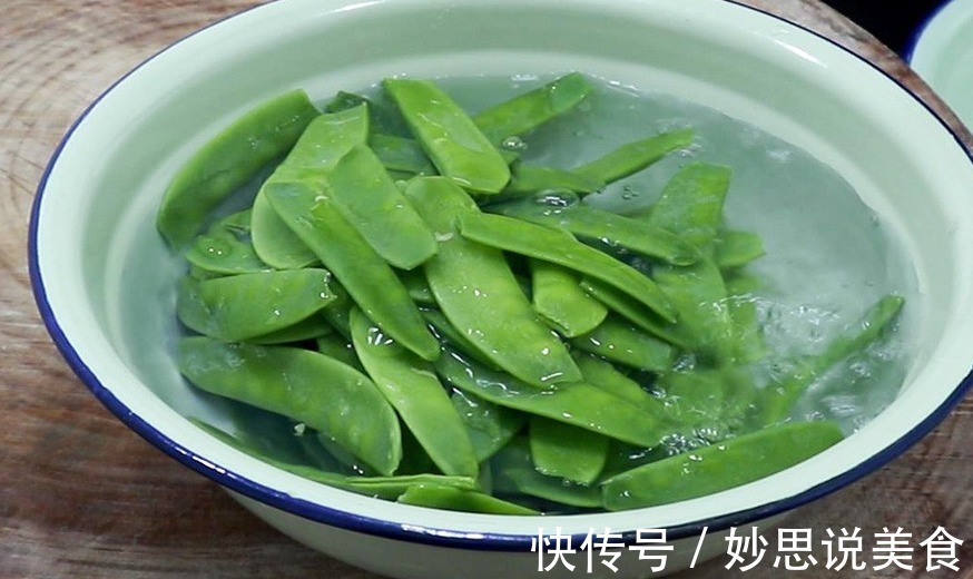 清炒荷兰豆不要直接下锅炒，大厨教你一招，色泽翠绿，营养不流失