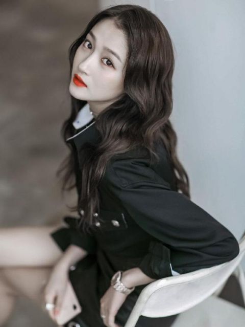 天生带妆脸的女生，脸上都有这4个特征，素颜就像化了妆一样