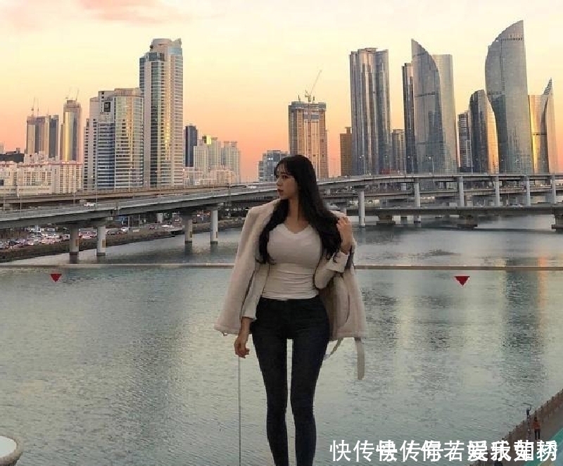 长腿美女搭紧身牛仔裤,时髦显身材,展现女性的高贵气质