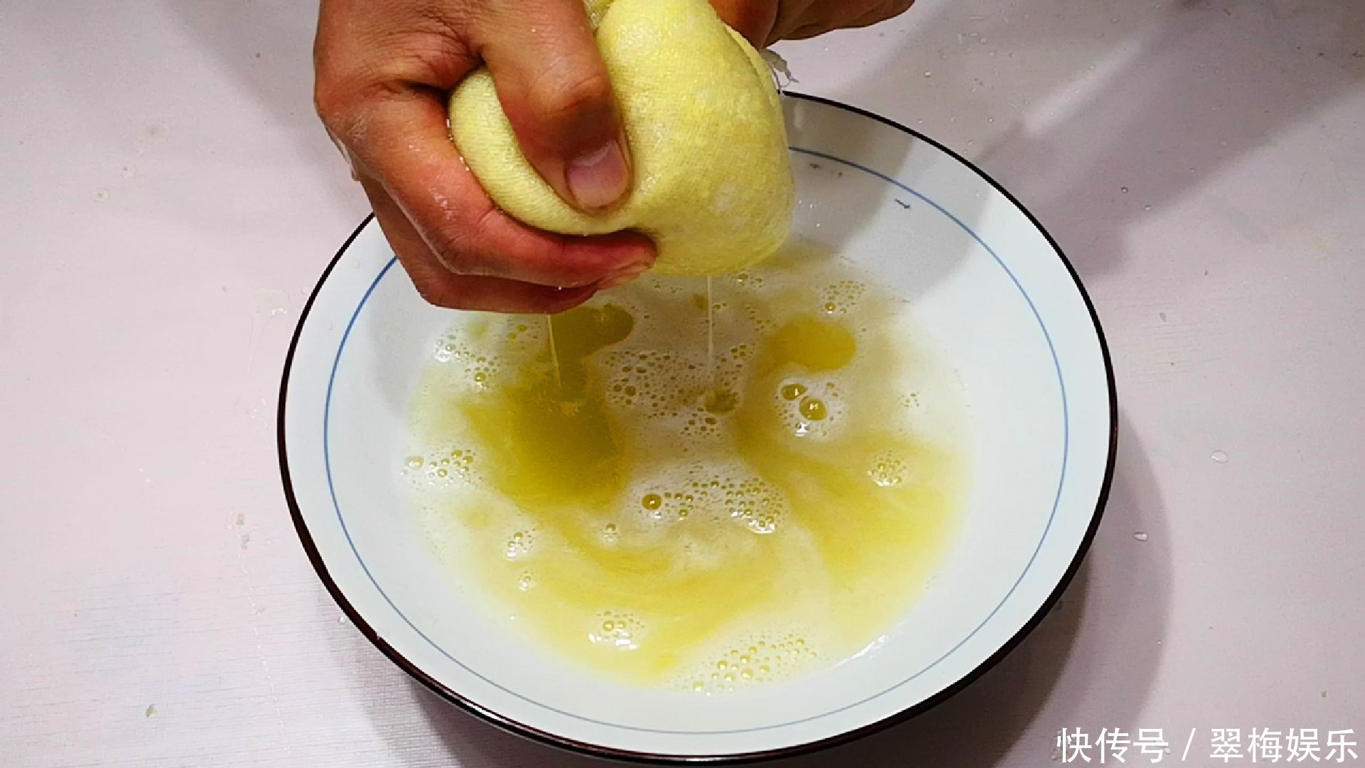 白菜饺子好吃有秘诀,学会如此调馅,味道格外鲜美,味精都省了