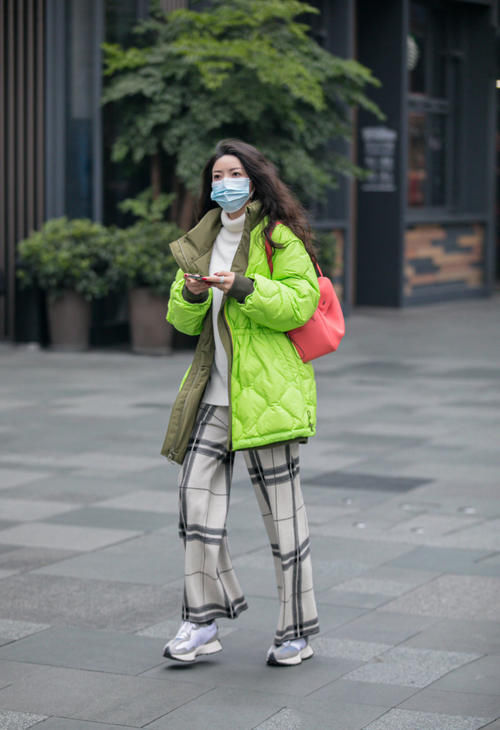 要想穿搭更前卫，不要只穿单调的单色裤，纹理裤搭配更时尚