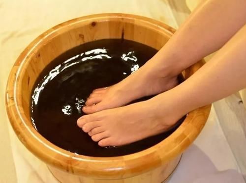 泡脚|湖南一名29岁女子,每天用艾叶水泡脚,半年后,有哪些改变?