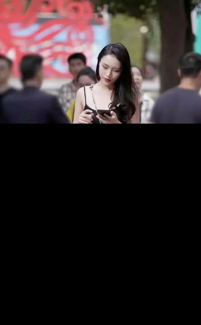 身穿|街拍短发美女身穿套裙,露出一点纤细的腰肢,显得妩媚动人