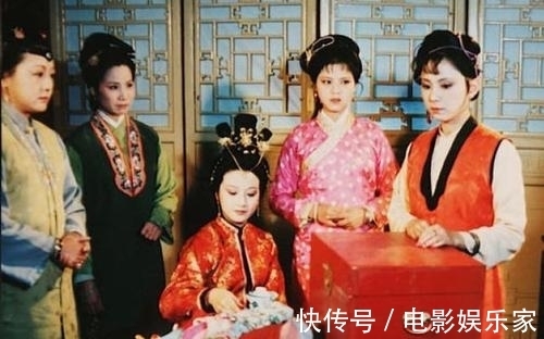 查抄@红楼梦:引发查抄大观园的绣春囊到底是谁的?王熙凤早说出答案