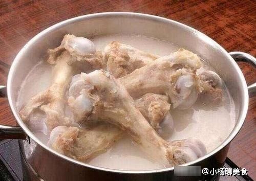 炖骨头汤，千万不能直接加水炖，只需多加这1步，汤汁浓白似牛奶