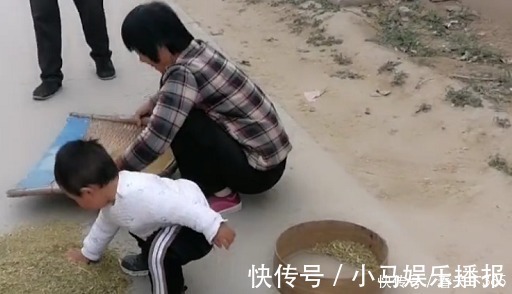 勤劳|“勤劳奶奶”带娃干农活火了,萌娃“尽情摇摆”的模样超起劲