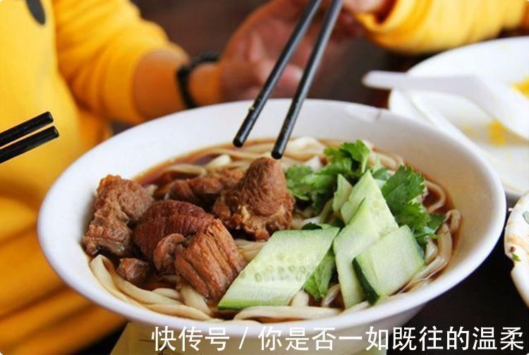 父母|这碗“毒面条”看似饱了肚子,实则毁掉孩子未来,父母却毫不在意