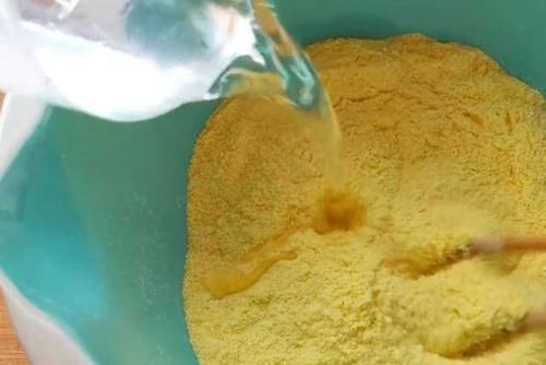 玉米面|把玉米面用开水一烫，加2鸡蛋，不用油，不二次饧发，越嚼越香