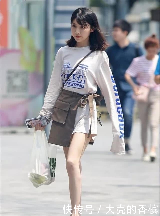 妹子|街拍:苗条长腿美丽的妹子,身材有型逛街这么搭配也好看!