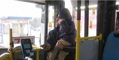 小偷|公交车上8岁孩子突然喊肚子痛,爸爸一看马上报警,众人都说机智