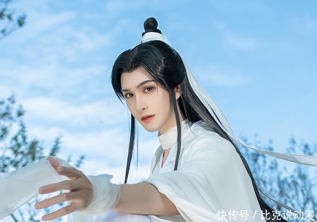 《天官赐福》谢怜COS，俊美而不女气，“漫画手”打破次元壁