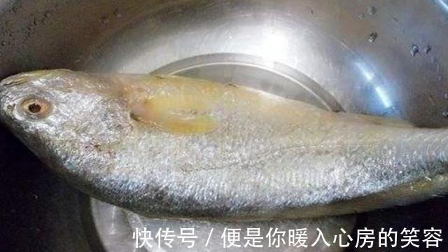 解冻鱼的时候，千万别泡水，酒店员工教你一招，跟活鱼一样新鲜