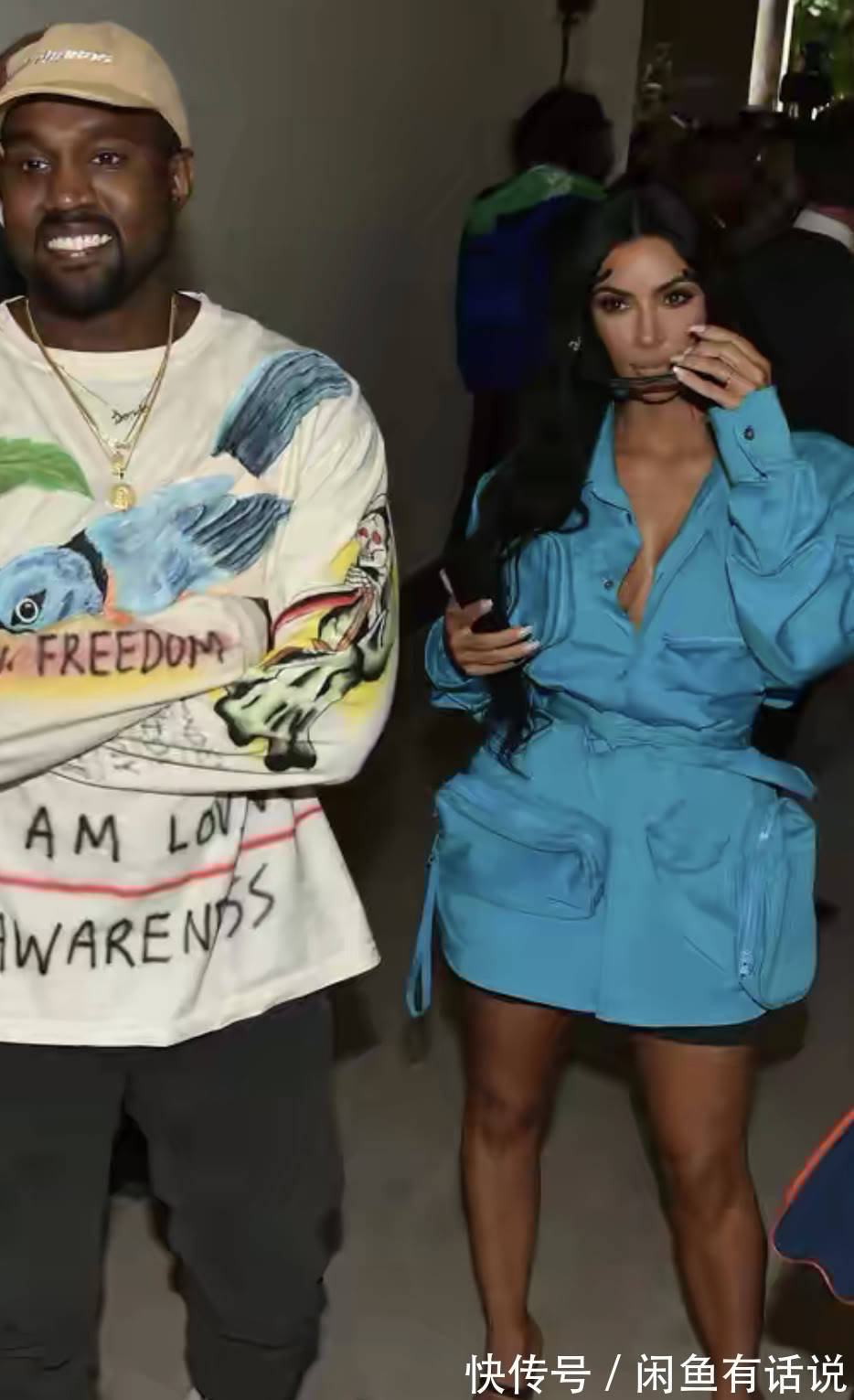 穿搭|卡戴珊向来敢穿,穿紧身连体衣秀身材,配玫红羽毛披肩像鸡毛掸子