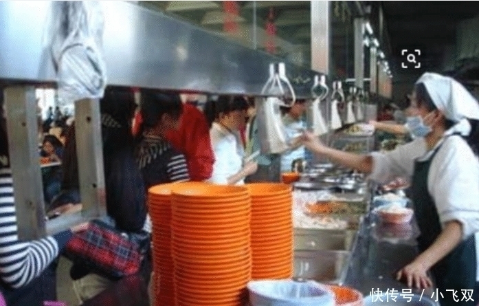 阿姨|女生打饭手机付款,转身举报食堂,阿姨被罚2万,奖励自己2千