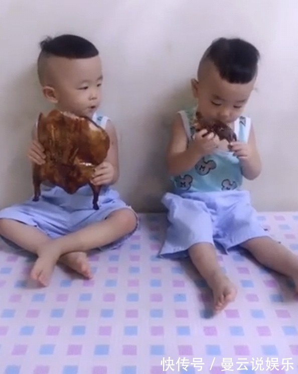 妈妈|妈妈在厨房做饭,突然传来宝宝的笑声,去卧室一看她笑得合不拢嘴