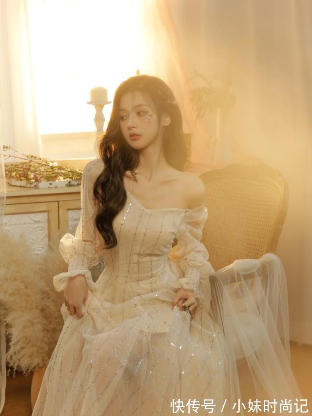 美女|温暖的阳光从窗户洒满整个屋子,让身穿连衣裙的美女更加漂亮