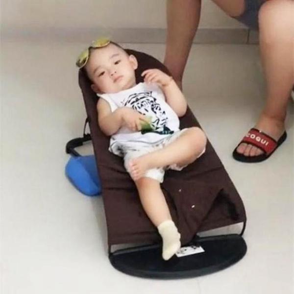 小丽|爸爸在家带孩子，为了不让孩子哭想了个妙招，妈妈回来看到笑喷了