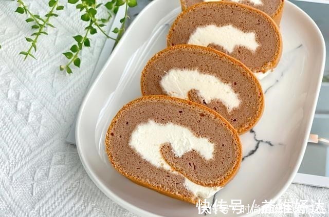 开裂|自制香浓的可可蛋糕卷,做法简单又方便,怎么卷都不开裂