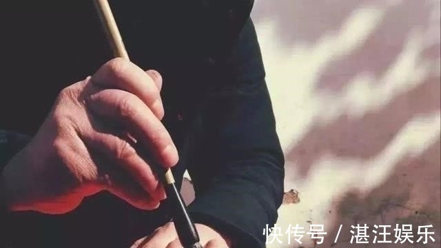 后花园！上联“地中取土，加三点以成池”，囚犯对出下联，免遭一死