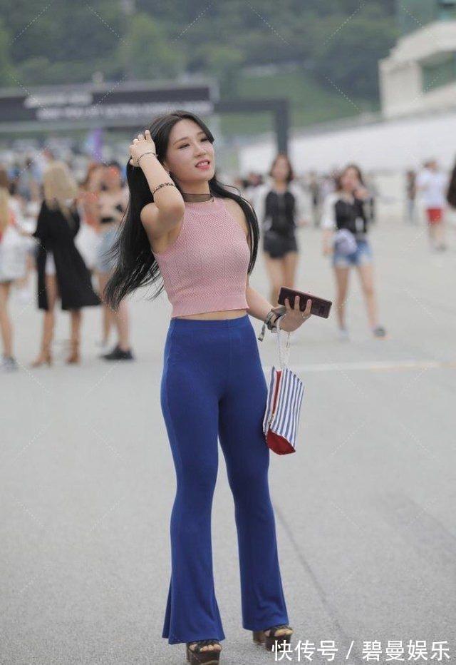 运动风 粉红色上衣搭配深蓝色喇叭裤,时尚高级,青春靓丽