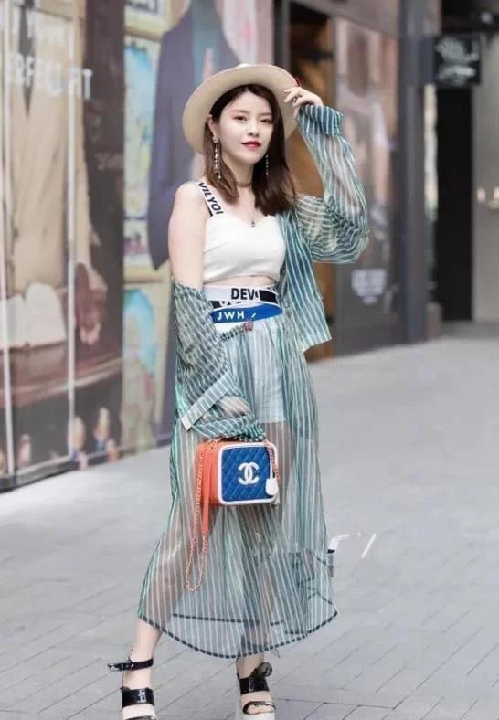 美丽|街拍:长发披肩的小美女,身穿露肩上衣配长裤,长相清秀又美丽