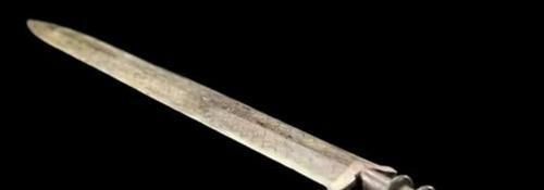 轻松|越王勾践剑到底有多神奇？出土后锋芒依旧，一剑便轻松划开26张纸