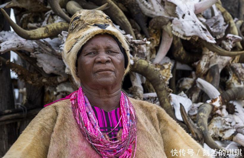 非洲最后的部落女王独自住在茅草宫殿，低调佩戴1000万红宝石