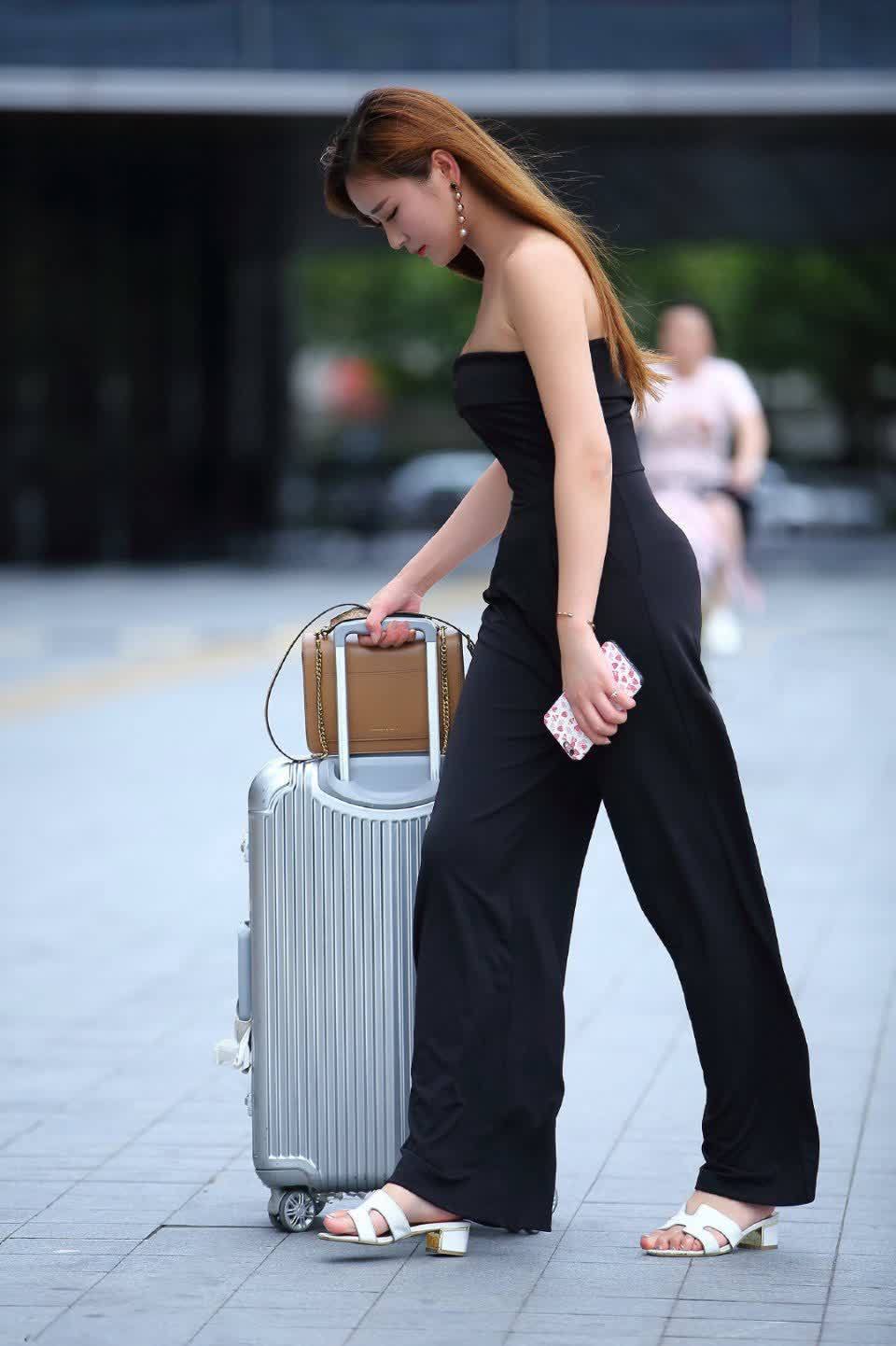 气场|觉得自己气场不够? 小姐姐黑色一字肩套装出街, 帮你一键出街