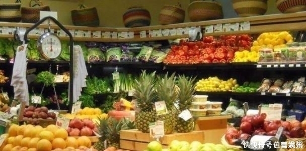 老板强迫症,硬把水果摆成这样,服务员叫苦,顾客却夸舒服