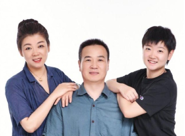 女单|孙颖莎全家福曝光!妈妈颜值气质与莎莎神似姐妹,莎爸基因太强大
