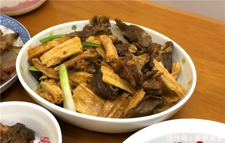 周日在亲戚家聚餐,亲戚做了六款客家菜,大家吃得尽兴又满足