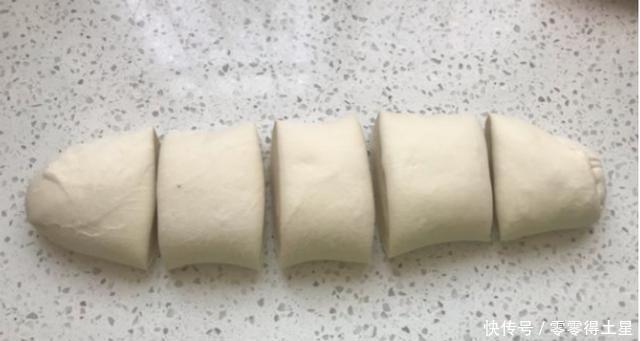 实惠|葱油饼这样做,美味好吃又实惠,主要是做法简单