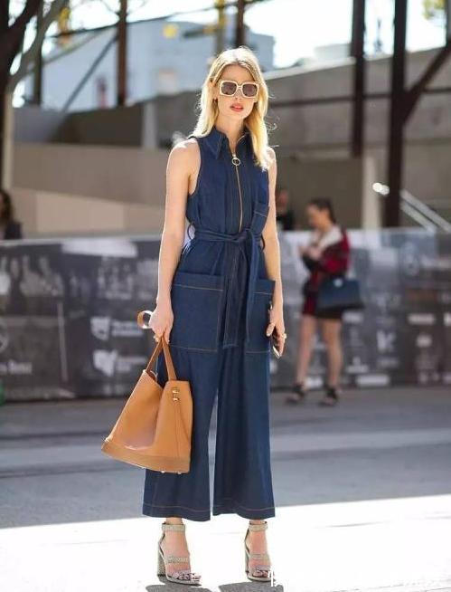 紧身裤 阔腿裤早过时了,今年流行“吃肉裤”,不仅时髦还显腿长,太美了