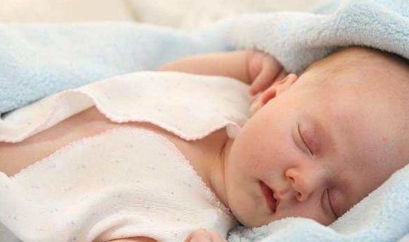 家长们|宝宝睡觉时，出现这4种状况，别担心，可能进入了“猛长期”