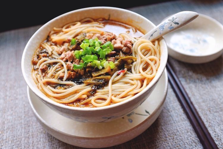 当酸菜遇见米线，酸辣爽口还开胃，太有食欲了