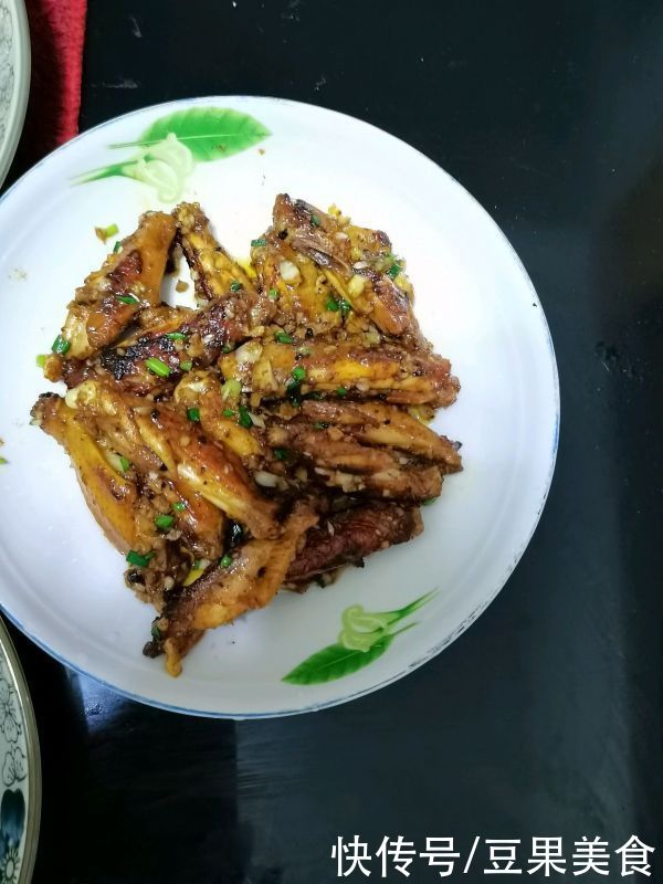 搅拌均匀|正宗地道的蒜香鸡翅做法，速来围观